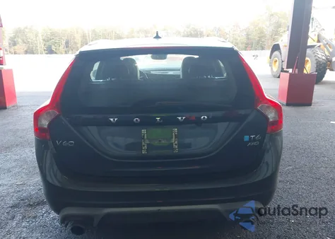 2015 Volvo V60 T6 R-Design Platinum из США, поврежденный, VIN YV1902SS9F1243417